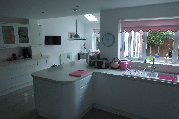 Curved breakfast bar and drawers