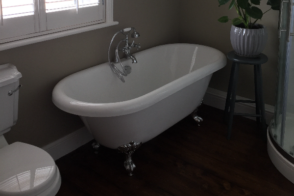 Free standing bath tub