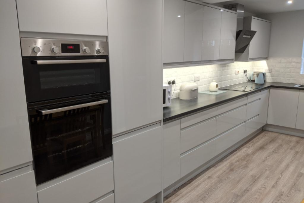 Larissa Dove Grey Gloss Kitchen with Black laminate worktops